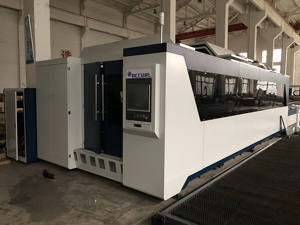 Plne zatvorené paletový stôl CNC Fiber Laser Metal Sheet Cutting Machine